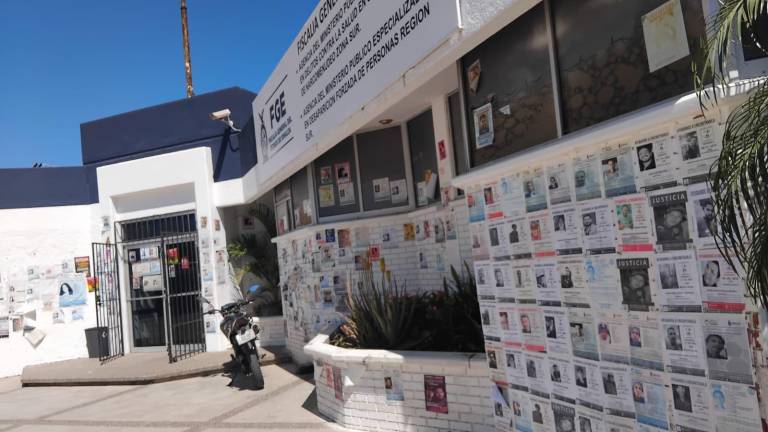Las instalaciones de la Fiscalía de Sinaloa en Mazatlán lucen con fichas de búsqueda y cartulinas de colectivos.