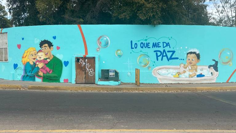 En un Centro de Atención Infantil de Culiacán, madres y padres de familia se involucran en la creación de un mural junto con Suma Sociedad Unida.