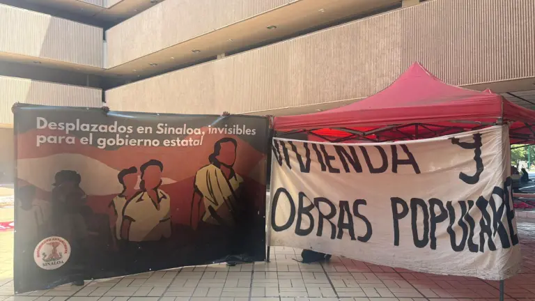 Protesta de Movimiento Antorchista en el Palacio de Gobierno de Sinaloa.
