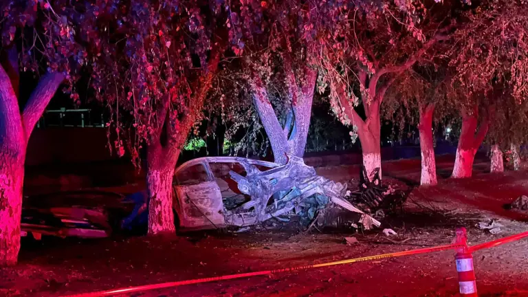 La vagoneta con daños totales tras chocar con un árbol en la carretera Los Mochis-El Fuerte.