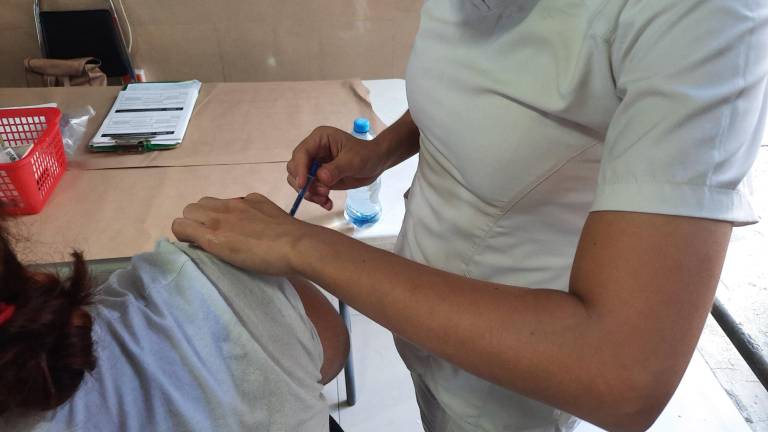 En módulos del Hospital General 03 y unidades médicas familiares 45 y 56 del Instituto Mexicano del Seguro Social, en Mazatlán, permanece la vacunación contra el Covid-19.