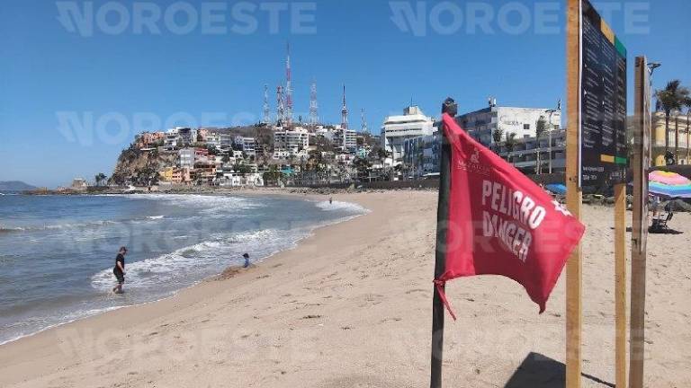 Mar de Fondo mantiene playas de Mazatlán con banderines rojos; no se permite entrar al mar.