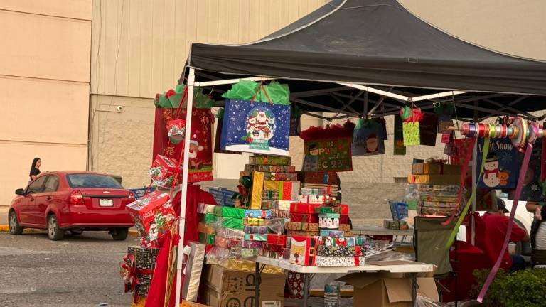 Un negocio de envolturas de regalo se ha convertido en un negocio familiar para esta temporada navideña.