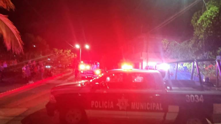 Una joven fue llevada a un hospital después de resultar herida por una bala perdida en Culiacán.