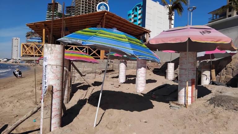 Esta semana se detectó la construcción de pilotes a la orilla de la playa en Mazatlán.