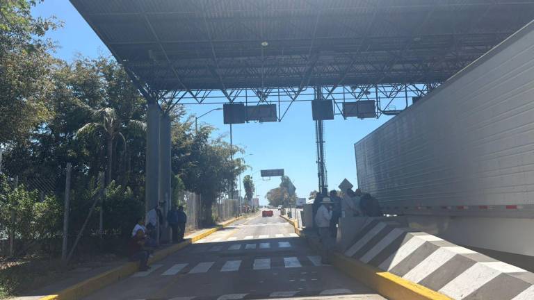 En la caseta de cobro de Costa Rica también se han hecho presentes productores agrícolas.