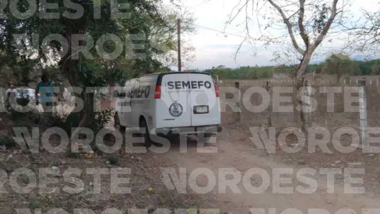 El vehículo del Servicio Médico Forense abandona el predio donde fue localizada una fosa clandestina, cerca de El Verde, Concordia.