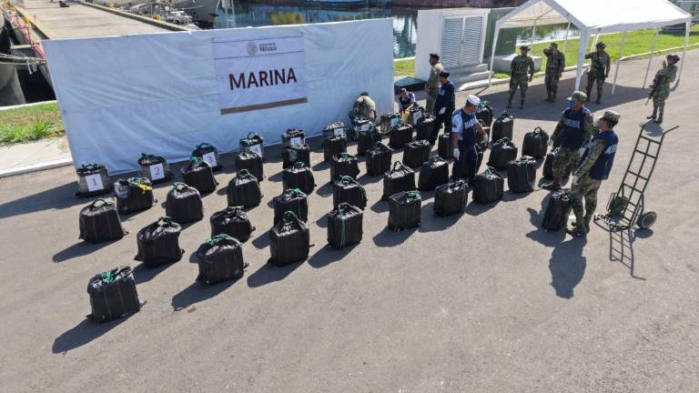 Semar decomisó 1.5 toneladas de presunta cocaína en el Pacífico y detuvo a cinco personas en Chiapas.