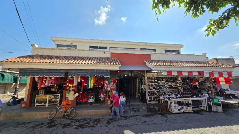 Locatarios buscan atraer consumo local con música y eventos en fechas especiales.