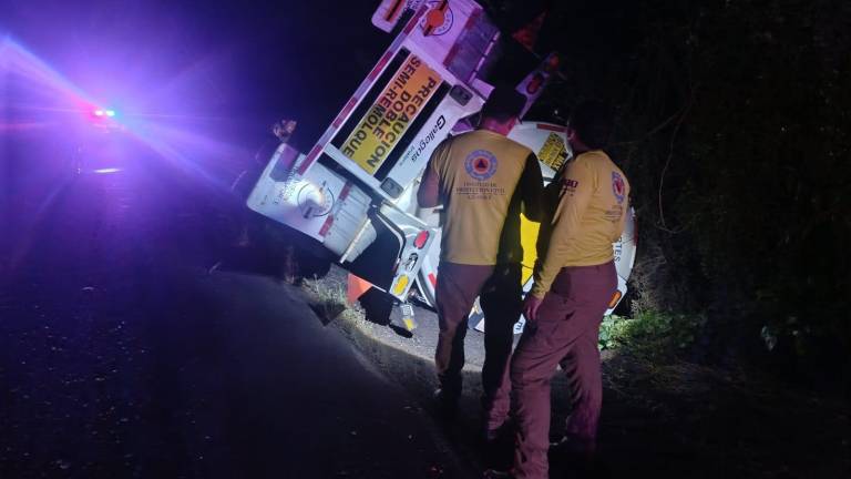 Cisterna con diésel vuelca sobre la México 15, en Guasave; no hubo derrames ni personas lesionadas.