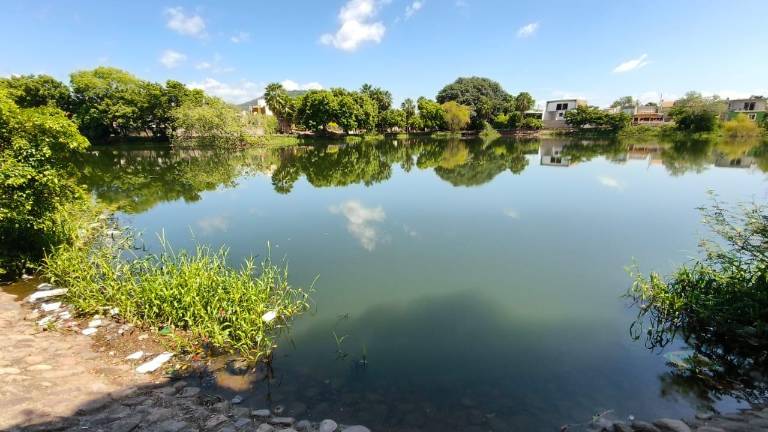 El coordinador de Protección Civil, José Molina Ruiz, junto a personal de Obras Públicas, supervisó la Laguna del Iguanero para coordinar la instalación de bombas de extracción.