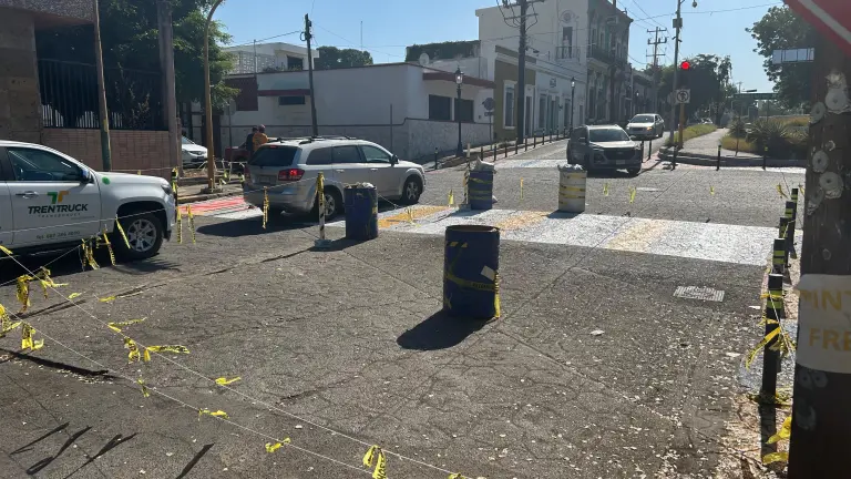 Las labores del proyecto “Pasos por la Paz” continúan en el cruce de Rafael Buelna Tenorio y Vicente Riva Palacio, provocando congestión vehicular.