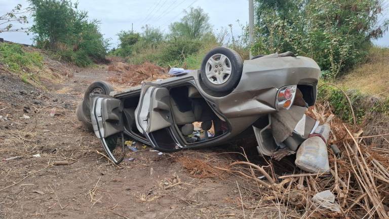 El automóvil quedó con los neumáticos hacia arriba a un costado de la carretera Internacional México 15, aunque su conductor logró salir ileso.
