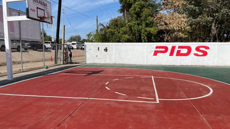 La cancha de basquetbol en la comunidad de Valdés Montoya es rehabilitada.