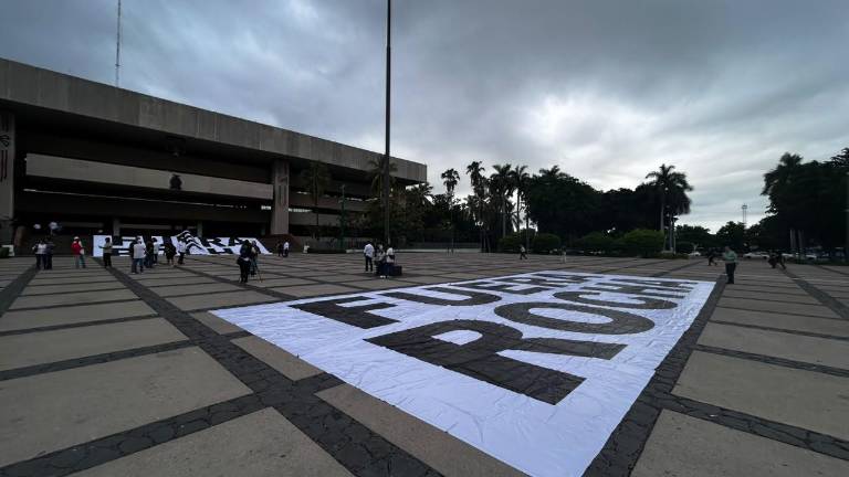 Manifestación en Palacio de Gobierno de Sinaloa en contra del proyecto político de Rubén Rocha Moya.