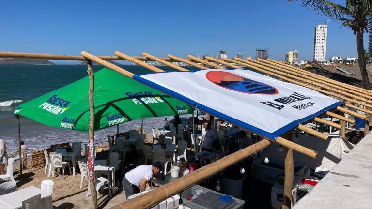 Con todo y sello de suspensión por parte del Gobierno municipal, la palapa de la Avenida del Mar ofrece servicio este domingo de Carnaval.