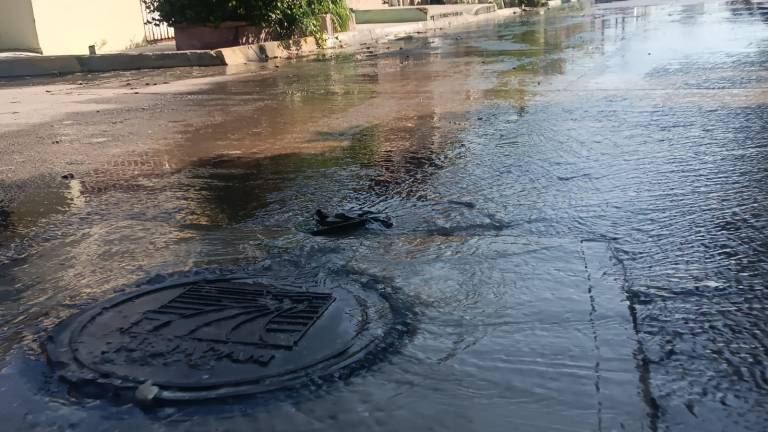 En la colonia Juan Carrasco, en Mazatlán, vecinos reprochan la falta de atención a una fuga de aguas negras.