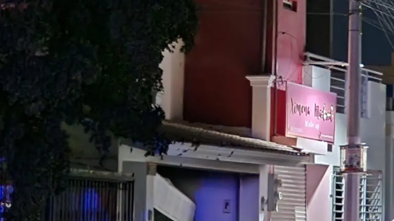 La vivienda incendiada y los explosivos hallados mantienen el área acordonada en Canaco.