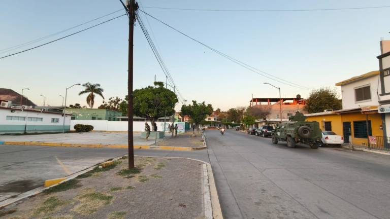 Elementos de seguridad resguardan hospital de Rosario, donde no se ha informado quién es la persona que fue trasladada de la sierra hasta el lugar.
