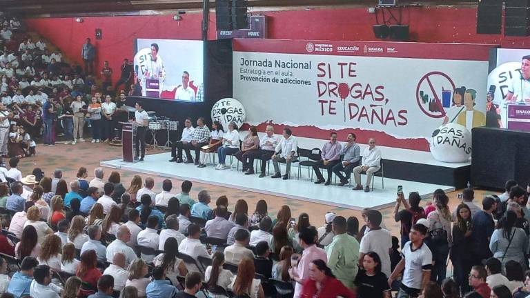 Más de 2 mil jóvenes se reúnen en el Polideportivo Juan S. Millán para el inicio de la campaña Si te drogas te dañas.