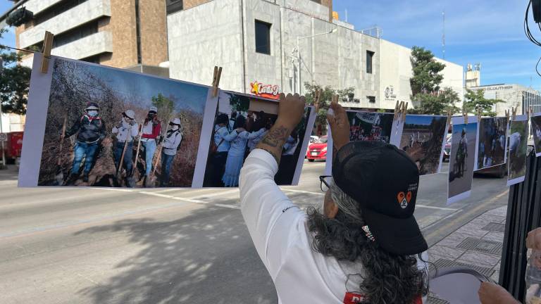 María Isabel Cruz Bernal monta un tendedero frente a Catedral de Culiacán en memoria de su hijo privado de la libertad hace 9 años.