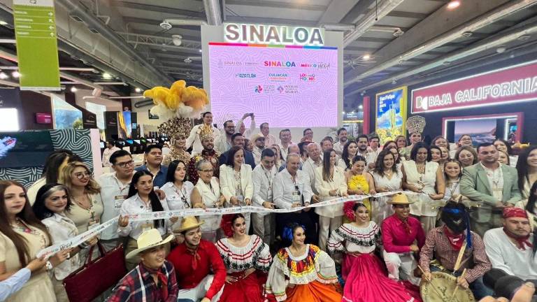 Autoridades cortan el listón de inauguración del stand de Sinaloa en el Tianguis Turístico México 2026.