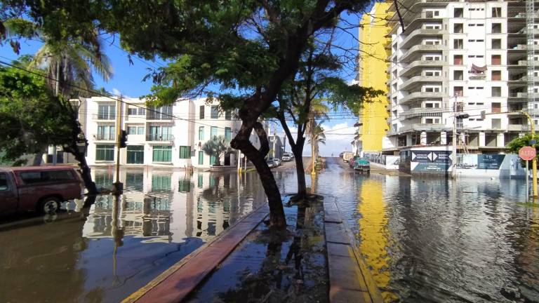 Lluvias en Mazatlán causan inundaciones en varias vialidades