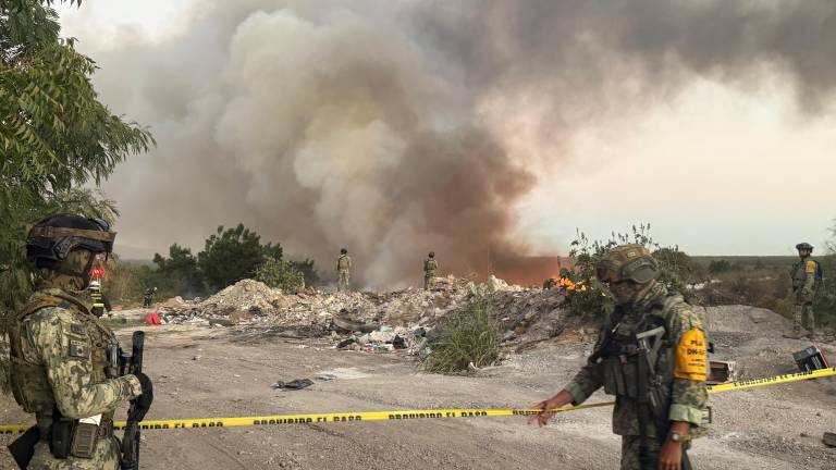 La unidad pesada quedó completamente envuelta en fuego, aumentando la urgencia en el lugar.