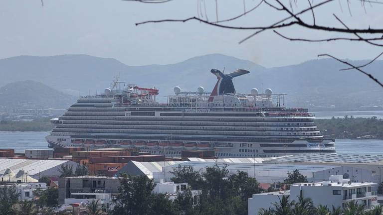 Llegada a Mazatlán del crucero turístico Carnival Panorama.