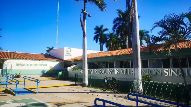 El hombre herido por arma de fuego fue ingresado al Hospital Rural del IMSS-Bienestar de Villa Unión, donde perdió la vida.