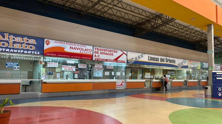 La Central de Autobuses de Culiacán luce desolada después del mediodía del Jueves Santo.