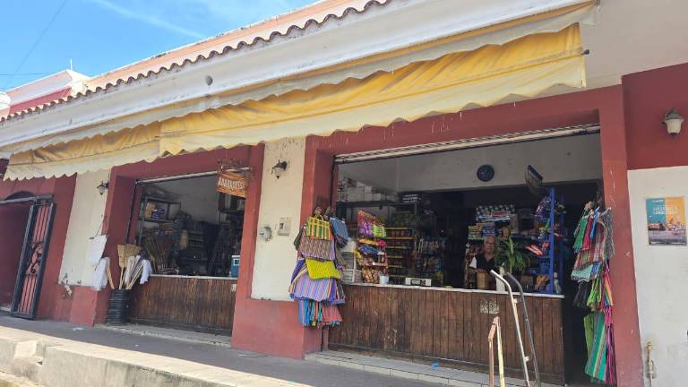 Comerciantes del mercado Miguel Hidalgo en Rosario señalan que siguen las bajas ventas.