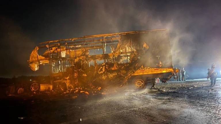 Choque en la autopista Benito Juárez deja un muerto y dos vehículos calcinados en Navolato.