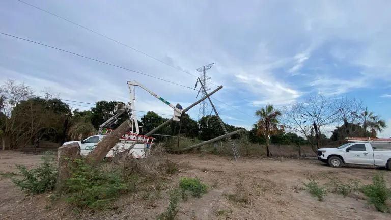La CFE informó que la causa de esta interrupción eléctrica fue el colapso por parte de personas, en contra de una estructura tipo “H”.
