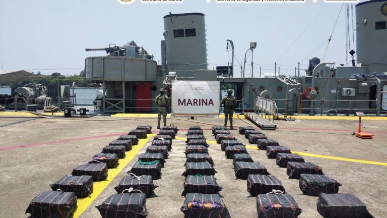 Bultos con cocaína asegurados por la Marina en aguas del Pacífico son trasladados ante la FGR.