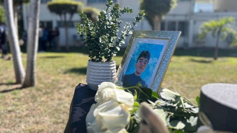 La Preparatoria Emiliano Zapata de la UAS ofreció un homenaje póstumo al joven Ricardo Mizael, asesinado el 11 de febrero en Culiacán.
