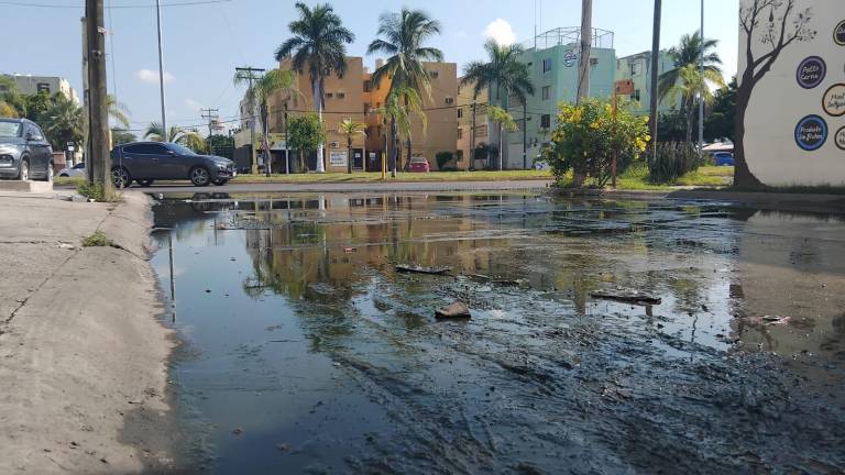 Aguas negras permanecen estancadas en en el fraccionamiento El Toreo, generando molestias y temor por posibles enfermedades entre los habitantes de la zona.