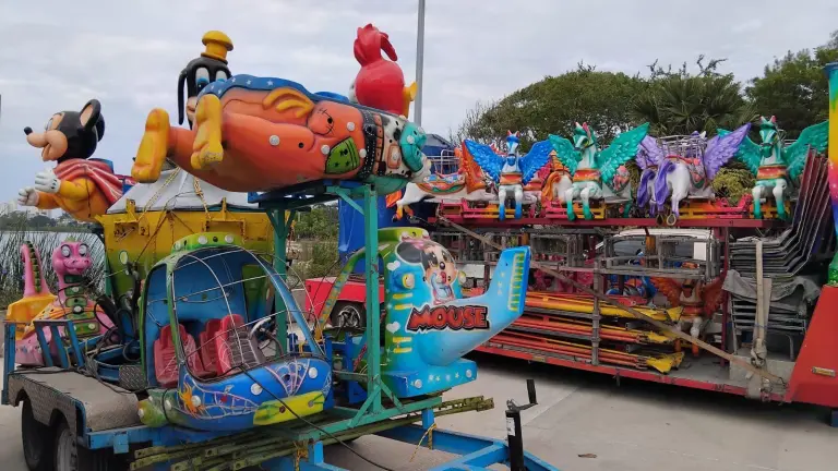 Instalación de la Villa Navideña en el Parque Central de Mazatlán.