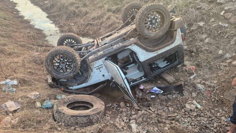 Un Jeep Rubicon terminó volcado dentro del canal 27 tras perder el control en Guasave.