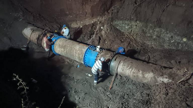 Uno de los trabajos de reparación que hace la Junta de Agua Potable y Alcantarillado de Culiacán para mantener el suministro de agua.