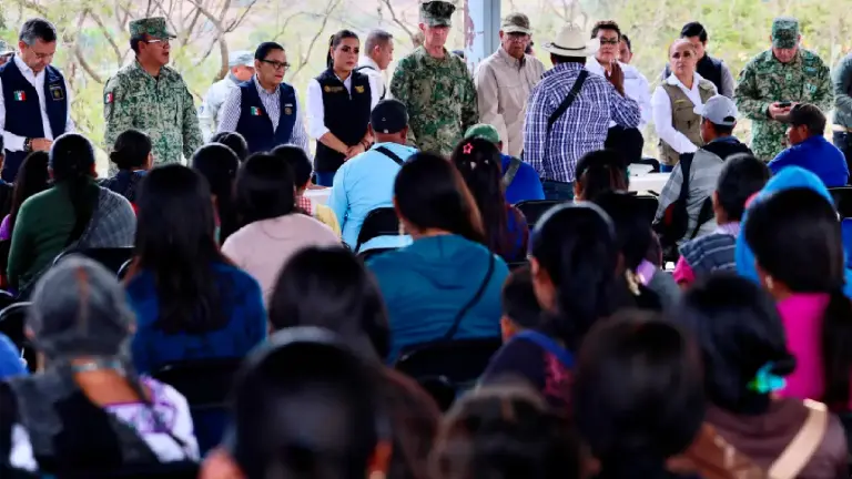 Rosa Icela Rodríguez y Evelyn Salgado dialogan con familias desplazadas en Chilapa y prometen restablecer seguridad.