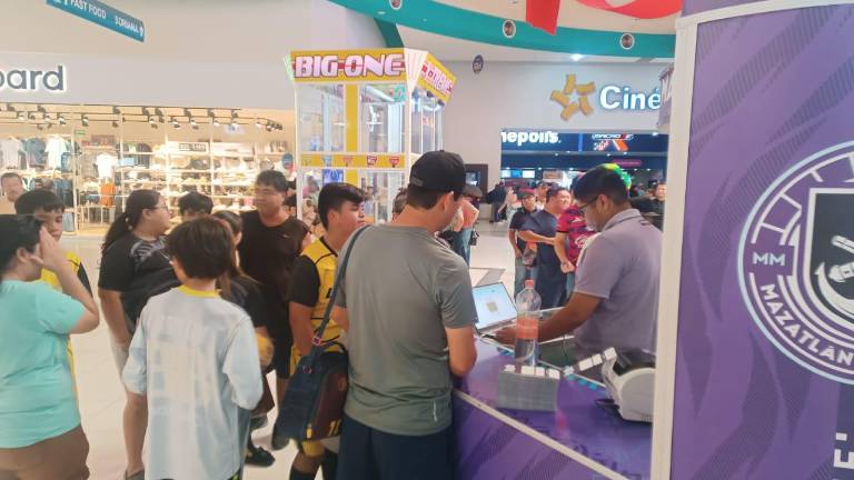 La promoción de entrada libre para el último partido en casa de Mazatlán FC en la Liga MX desató este domingo largas filas en los módulos de Plaza Acaya y en las taquillas del estadio El Encanto.