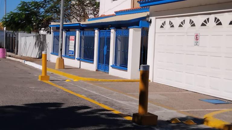 Afuera de un domicilio en el Paseo de Vista Hermosa, en Mazatlán, colocaron boyas y postes, invadiendo la vialidad.