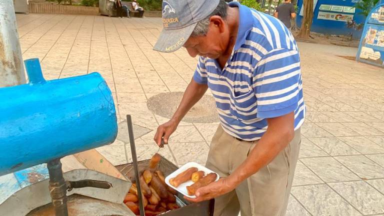 Emilio Ruiz es un Camotero que diariamente recorren kilómetros en las calles de Culiacán llevando hasta los hogares camote y plátano cosido.