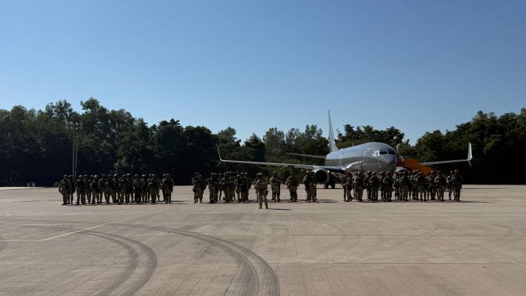 Los elementos castrenses despegaron desde la Base Aérea Militar Número 1 de Santa Lucía, en el Estado de México.