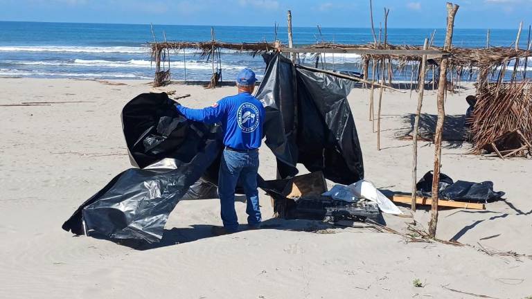 Jornada de limpieza en la Playa El Caimanero, en Rosario.