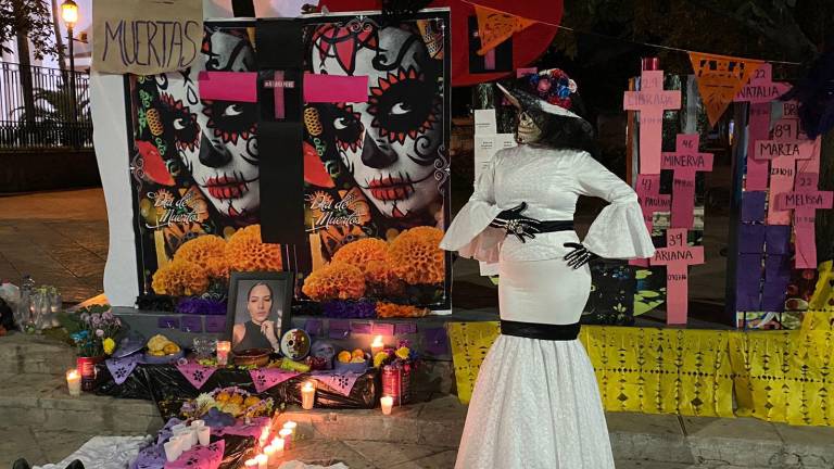 Este lunes desde las 17:00 se inició a instalar la ofrenda y a las 18:30 las activistas terminaron, uniéndose una catrina al lugar.