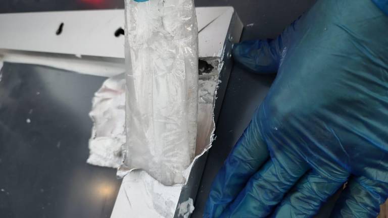 Envoltorios con presunto cristal estaban ocultos en marcos de espejo que serían enviados a La Paz, Baja California Sur.