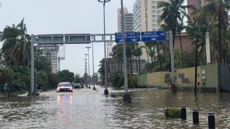 La Avenida Camarón Sábalo queda bajo el agua cada vez que llueve, sobre todo en el tramo de la Conapesca.