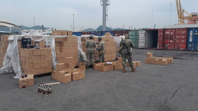 Personal naval aseguró aproximadamente 5 mil 400 kilogramos de metanfetamina, contenidos en botellas de mezcal artesanal, en el puerto de Manzanillo, Colima.